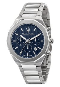 Stålanalog klocka med en blå texturerad urtavla, silverdetaljer och kronografsubdials. Har en oktagonal klockkapsel och armband i metallkedja.