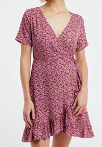 Vestido envolvente de manga corta en un estampado floral rosa y marrón con escote en V y dobladillo con volantes. Tejido ligero y suave.
