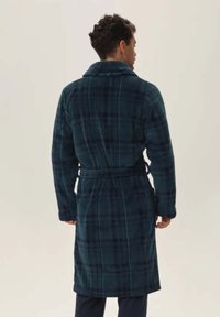 Ciemnozielony szlafrok w kratę z kołnierzem typu szal, paskiem nawiązującym i długimi rękawami. Miękka tekstura i długość do kolan, z kontrastującymi liniami.