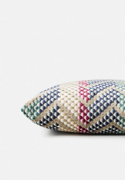 Dekorativ pute med tekstur som har et geometrisk mønster i blå, grønn, rosa og beige nyanser. Mykt stoff med en avsmalnende form.