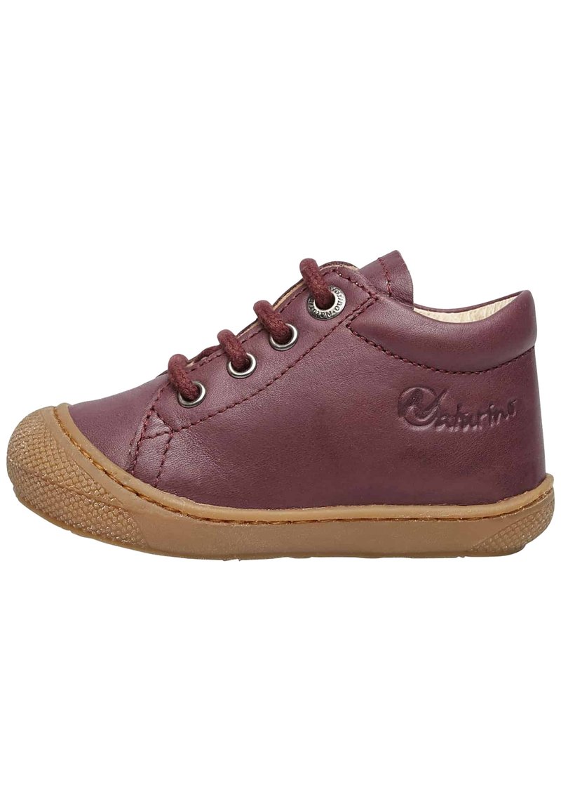 Scarpa in pelle bordeaux con punta tonda, cinque occhielli e suola in gomma beige. Presenta un discreto rilievo del logo e una punta in gomma testurizzata.