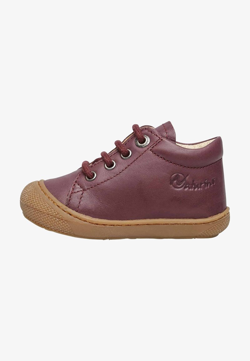 Scarpa in pelle bordeaux con punta tonda, cinque occhielli e suola in gomma beige. Presenta un discreto rilievo del logo e una punta in gomma testurizzata.