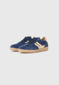 Marinefargede ruskind sneakers med teksturert overdel, kremfargede detaljer, rund tå og gummisåler med et subtilt mønster.