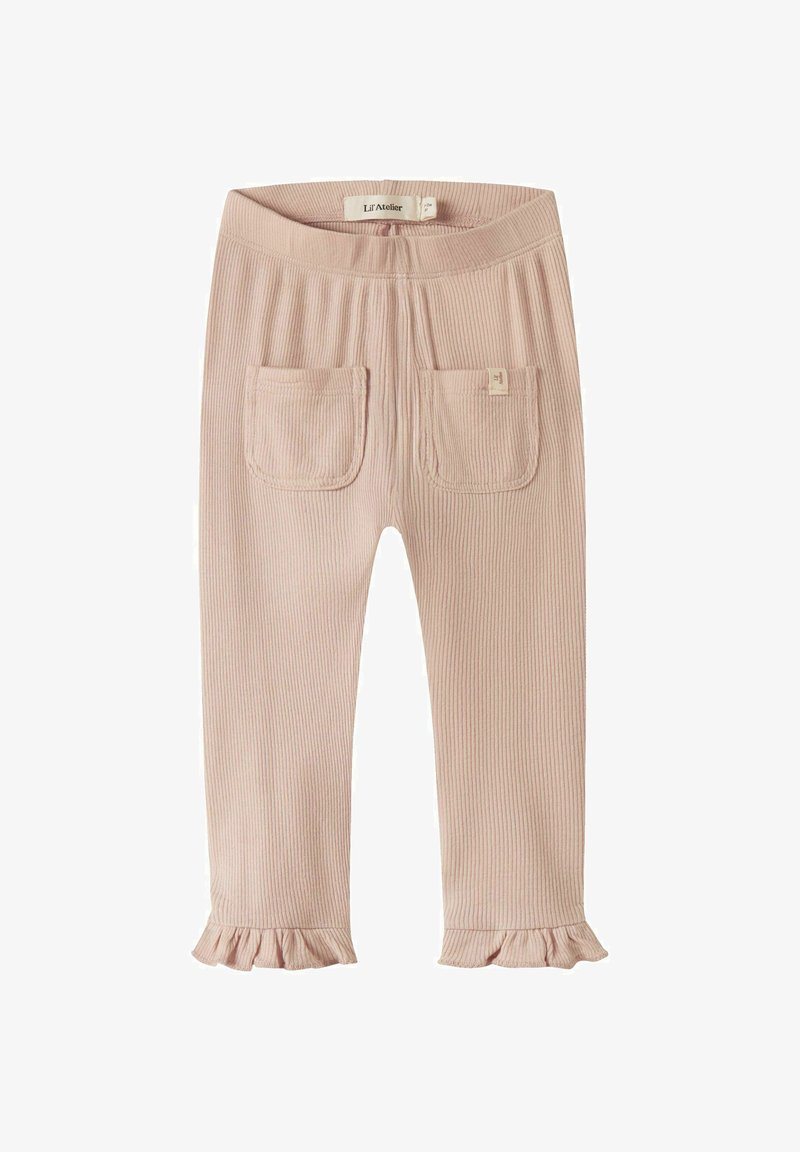 Weiche, rosa gerippte Babyhosen mit aufgesetzten Taschen vorne, verspielten Rüschen am Saum, einem elastischen Bund und einem kleinen Markenzeichen am Taschenrand.