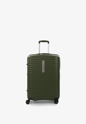 Dunkelgrüner Hartschalenkoffer mit Teleskopgriff und vier Drehrollen, aufrecht stehend vor weißem Hintergrund.