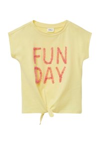 Żółta bawełniana koszulka z krótkimi rękawami, z napisem "FUN DAY" w puszystych różowych literach. Z węzłem z przodu na dole.