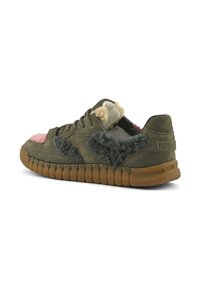 Olivenfarbene Wildledersneaker mit strukturierten Akzenten in Pink, Beige und Grau. Verfügt über eine Gummisohle mit Rillen und einer gepolsterten Zunge für zusätzlichen Komfort.