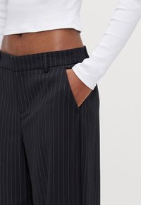 Gina Tricot Petite WIDE LEG TROUSERS - Calças - black