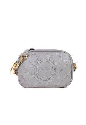 Grå quiltet læder crossbody taske med præget "Vº 73" logo, guldkæde og læderrem samt guldfarvede lynlås træk.