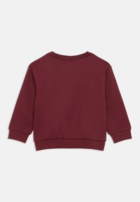 Μπορντό φούτερ με στρογγυλή λαιμόκοψη, μακριά μανίκια και ριμπ μανσέτες και στρίφωμα. Κατασκευασμένο από μαλακό βαμβακερό ύφασμα με λεία υφή.