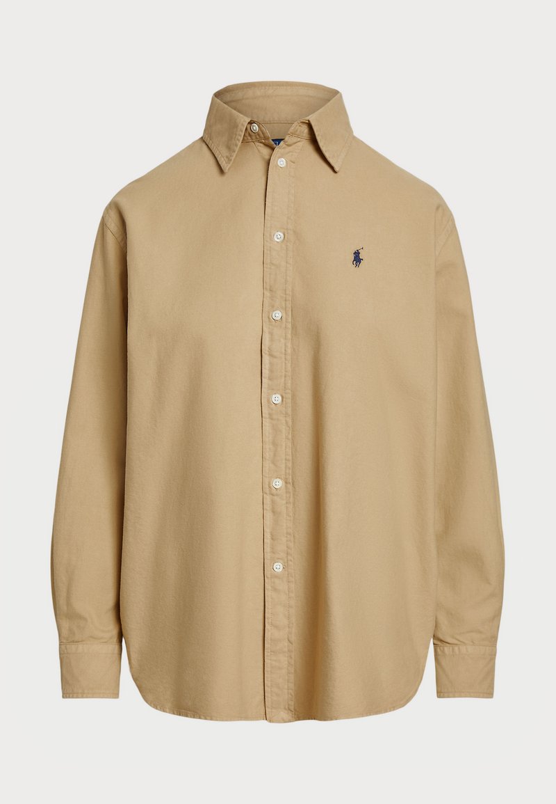 Beige skjorte med knapper i myk bomull, klassisk krage, lange ermer og en liten marineblå logo på venstre bryst. Frontlukking med knapper.