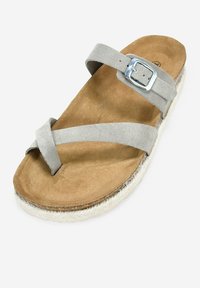 Sandalia de ante gris con diseño de tiras cruzadas, hebilla de plata, plantilla acolchada en tono beige y suela de estilo yute trenzado.