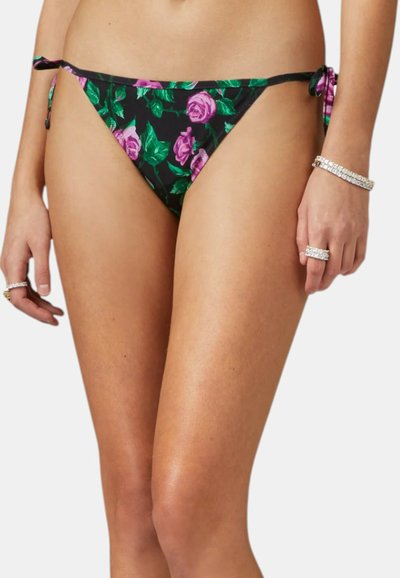 Slip bikini nero con motivo di rose rosa, caratterizzato da laccetti ai lati e una texture liscia. Progettato per uno stile aderente e a vita bassa.
