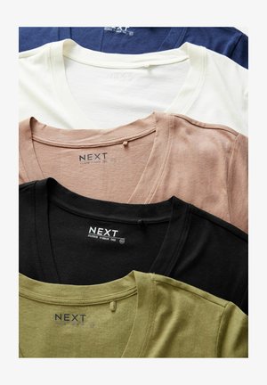 Vier v-hals t-shirts gerangschikt in lagen: marineblauw, crème, lichtbruin, zwart en olijfgroen. Gemaakt van zachte katoen, met een eenvoudig ontwerp en labels.