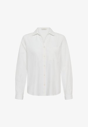 Witte blouse met lange mouwen, knopen, kraag en een borstzak, afgebeeld tegen een effen achtergrond.