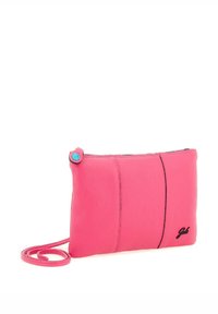 Clutch in pelle rosa con una texture liscia, chiusura a zip e un bottone blu come accentazione. Presenta cuciture nere a contrasto e una tracolla removibile.