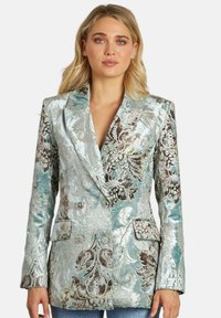 Blazer in broccato turchese e argento con motivi floreali, stile doppiopetto, revers a punta e tasche a patta.
