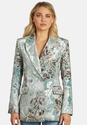 Blazer de brocado turquesa y plata con patrones florales, estilo de doble botonadura, con solapas muestradas y bolsillos de parche.