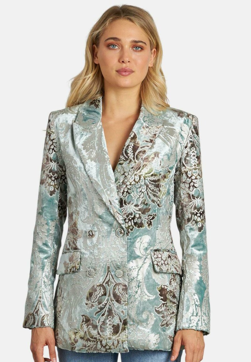 Blazer in broccato turchese e argento con motivi floreali, stile doppiopetto, revers a punta e tasche a patta.