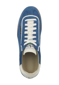 Modré semišové tenisky s bílými koženými prvky, kulatou špičkou, textilními šněrovadly a texturovanou gumovou podrážkou. Na jazyku je štítek s nápisem "ekoi."