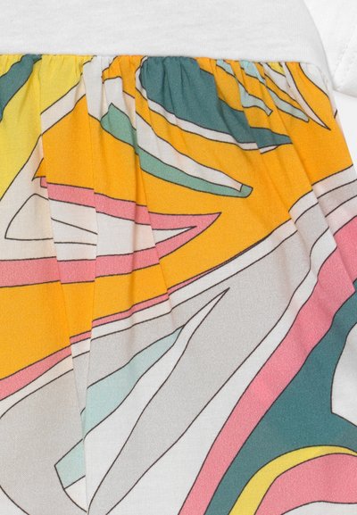 Vestido colorido com um topo branco e uma saia plissada com padrões abstratos em amarelo, rosa, verde e cinza. Feito de tecido leve.