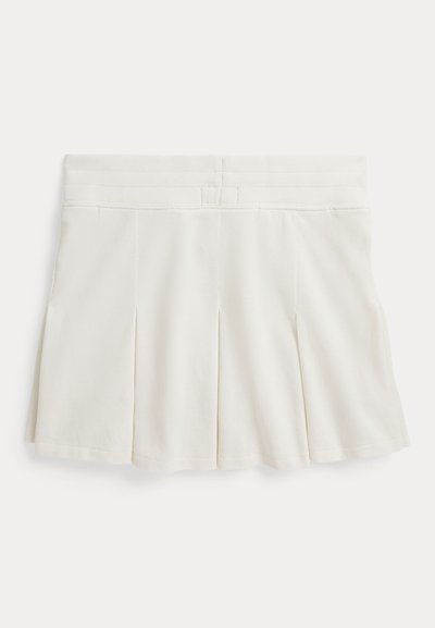 Bela mini krilo z naborki, širokim pasom in subtilno teksturirano tkanino, položen ravno na belem ozadju.