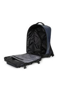 Zaino con un esterno blu navy e dettagli neri; presenta un ampio interno grigio con scomparti e spallacci regolabili. Texture liscia.