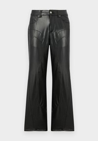 Schwarze, aus Kunstleder gefertigte, ausgestellte Hose mit Fronttaschen, sichtbaren Nähten und geschwungenen Paneeldetails an den Seiten.