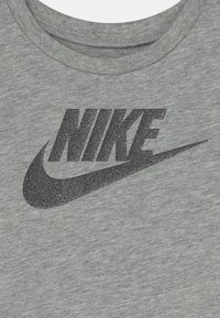 Nike Sportswear FUTURA TEE - Marškinėliai su spaudiniu - grey heather
