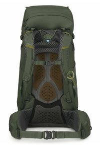 Zaino da escursione verde con design strutturato, imbottitura in rete, spallacci regolabili e clip esterna per idratazione. Dotato di dettagli perforati.