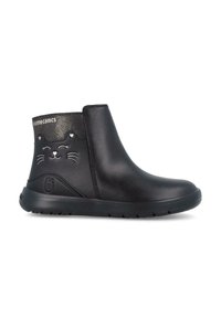 Botas de tobillo de cuero negro con un diseño de cara de gato en el lateral, panel elástico y suela de goma para tracción.