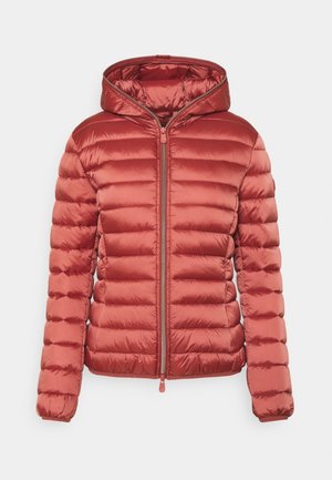 Rustfarvet dynejakke med vandret quiltning, fastmonteret hætte og frontal lynlås mod hvid baggrund.