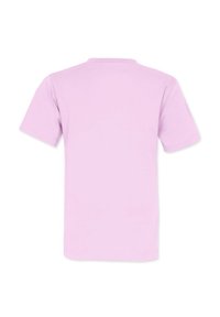 Ljusrosa t-shirt med kort ärm, tillverkad av mjuk bomull, har en klassisk rund hals och en slät, enfärgad yta utan synliga logotyper eller mönster.