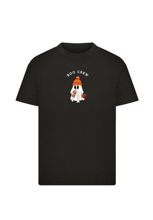 Schwarzes Baumwoll-T-Shirt mit einem Cartoon-Gespenst-Design, das eine orange Mütze trägt, ein Getränk und einen Kürbis hält. Der Text lautet "BOO CREW."
