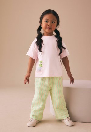 Next, REGULAR FIT - SHORT SLEEVE TOP AND WIDE TROUSERS SET  . - T-shirt con stampa - pink plants character