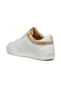 Sneaker in pelle bianca perforata con accento dorato sul tallone e sulla linguetta, dotato di suola in gomma bianca e dettaglio del logo sul retro.