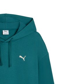 Sweat à capuche Puma bleu sarcelle avec cordons et logo Puma blanc sur la poitrine, montrant le haut du torse et les détails de la capuche.