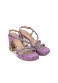 Fialové semišové sandály na vysokém podpatku s širokými křížovými pásky, zdobené stříbrnými kamínky. Čtveratá špička a masivní podpatek.