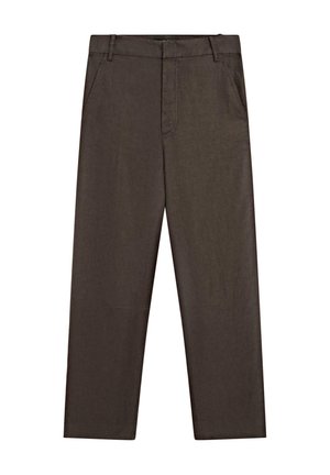 Proste spodnie o ciemnym brązowym kolorze z przednimi kieszeniami i szlufkami na pasek, ułożone płasko na białym tle.