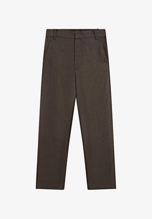 Mørkebrune bukser med lige ben, forlommer og bæltestropper, lagt fladt på en hvid baggrund.