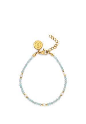Delicaat armbandje met kleine lichtblauwe kralen, witte parels, gouden tussenkralen en een gouden karabijnsluiting met een verstelbare ketting en een ronde hanger.