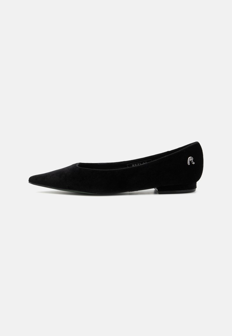 Schwarze Wildleder-Ballerinas mit spitzem Zeh, niedrigem Absatz und einem Marken-Logo auf der Rückseite. Glatte Textur mit dezentem Design.