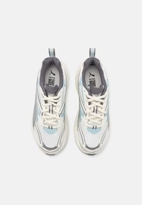 Puma MORPHIC - Cestná bežecká obuv - warm white/frosted dew