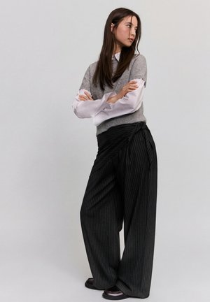 Bershka TAILORED FIT SCARF   - Hlače - black