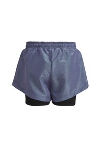Lila atletiska shorts med en glänsande finish, med en elastisk midja och lager av svarta inner-shorts. Slät textur, med en utsvängd design.