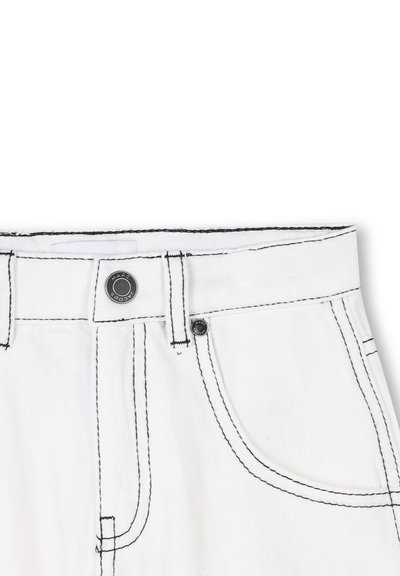 Pantalon en denim blanc avec des coutures noires contrastantes, doté d'une fermeture à bouton, de poches avant et d'un motif de tissage texturé.
