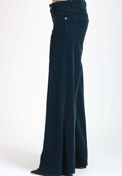 Pantaloni a gamba larga di colore blu scuro realizzati in tessuto morbido. Presentano una vita alta, tasche frontali e una finitura leggermente testurizzata.