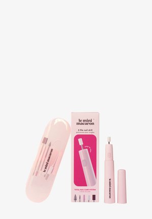Set di trapani per unghie e-file in un morbido rosa, include una custodia e cinque testine intercambiabili. Design compatto per la cura delle unghie. Confezione in scatola.