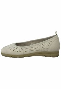 Scarpa flat beige realizzata in morbida pelle scamosciata, con un design perforato sui lati, punta arrotondata e suola in gomma flessibile per il massimo comfort.