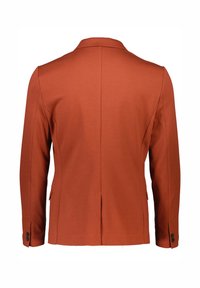 Blazer arancione con revers a punta, spacco unico e due tasche laterali. Presenta bottoni neri sui polsini e un tessuto liscio e strutturato.